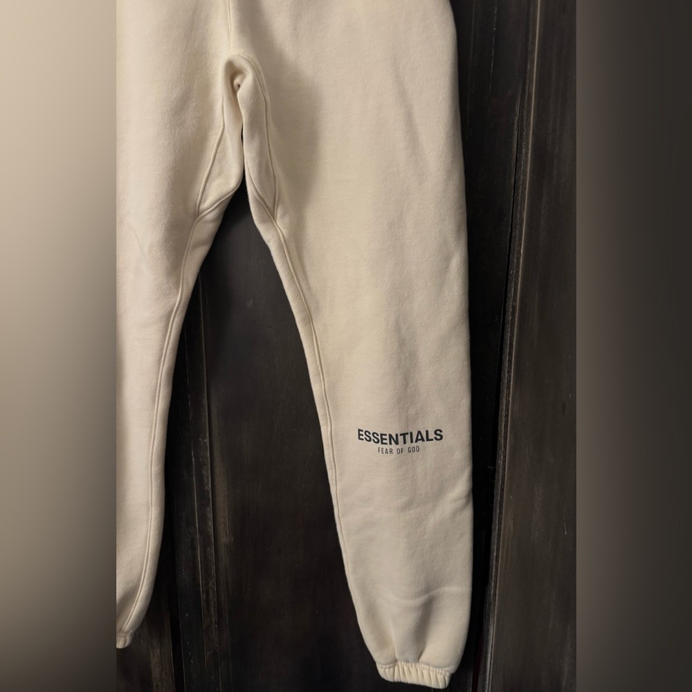 FEAR OF GOD ESSENTIALS Sweatpants Joggers Cream/Buttercream - Picture 5 of 12
